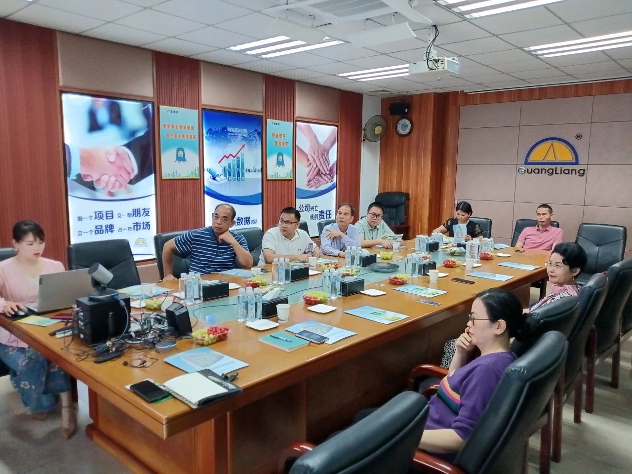 高州市根子镇当局党委及商会辅导一行光临PP电子游戏集团互换座谈同谋发展