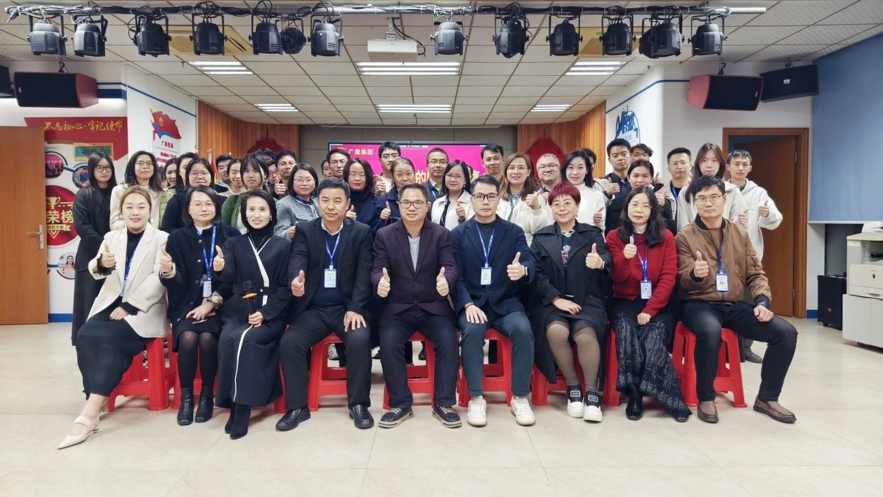 PP电子游戏商学院丨《DeepSeek与AI利用》专题培训会：我们要成为扭转的提议者